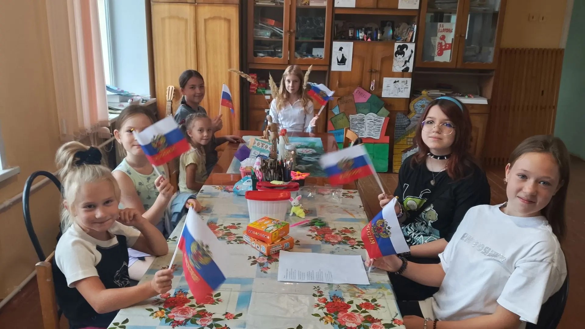 Познавательно-творческое занятие «Три цвета — три крыла вдохновения»